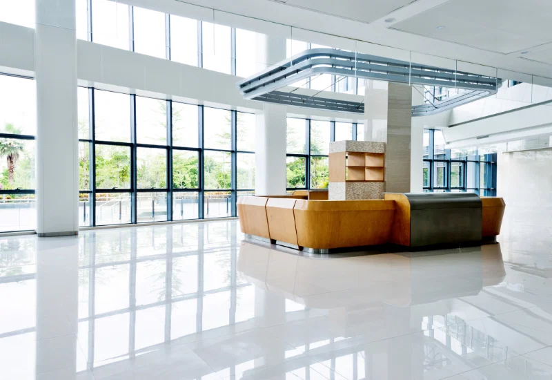 Un área de recepción limpia y moderna