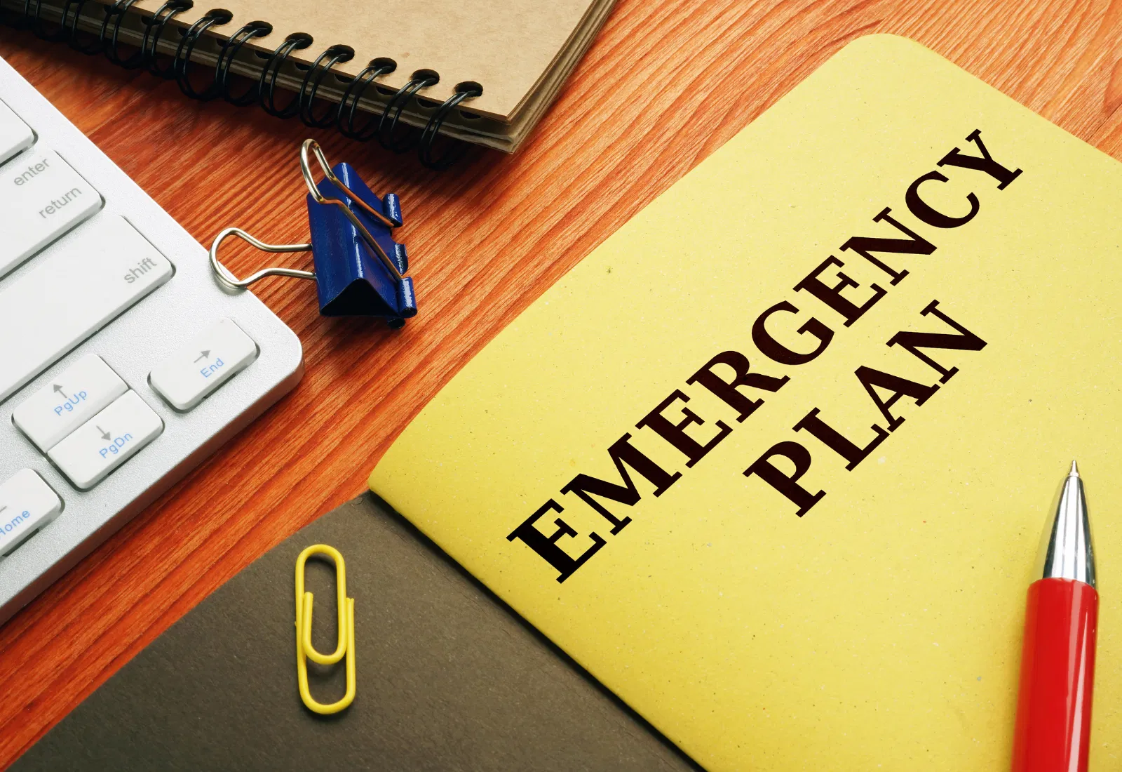 Plan d'urgence sur un bureau, essentiel pour la gestion de crise et la sécurité des visiteurs dans les organisations.