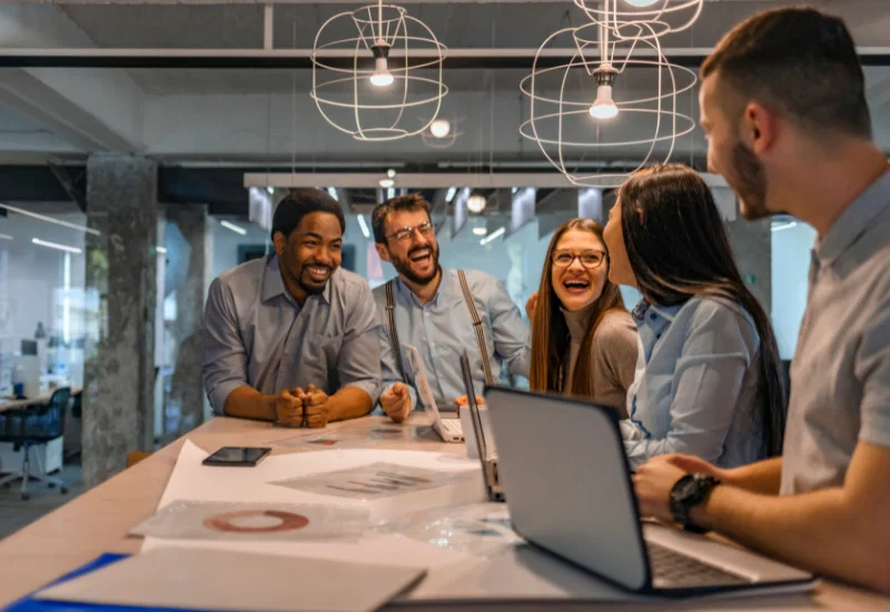 flexibel werken collega's ontmoeten op werkplek