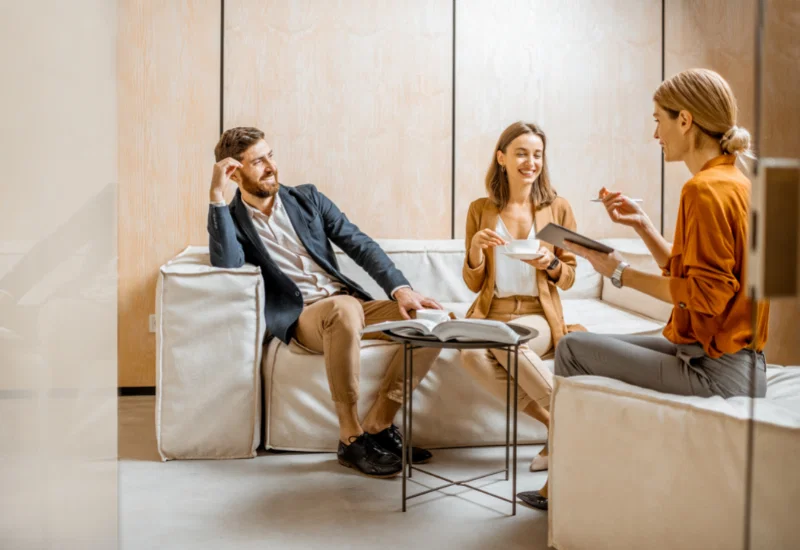 Espacio de trabajo relajado sofá reunión