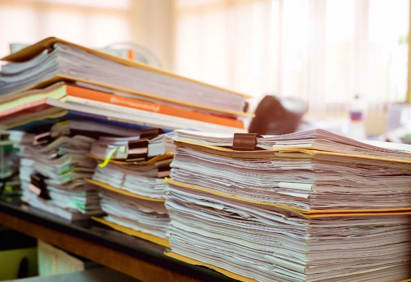 Stapel papieren op kantoor