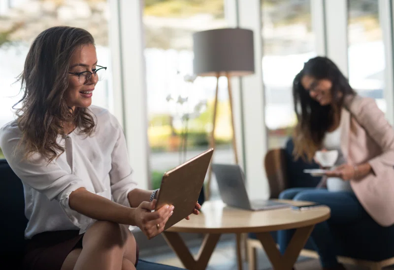 mobiliario confortable área de recepción