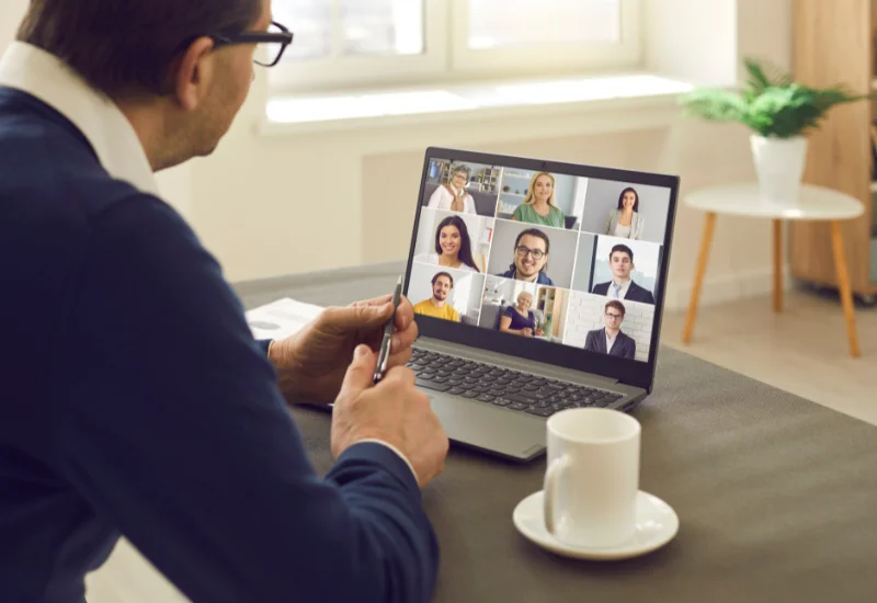 Equipas de vídeo-chamada fazem zoom da reunião online