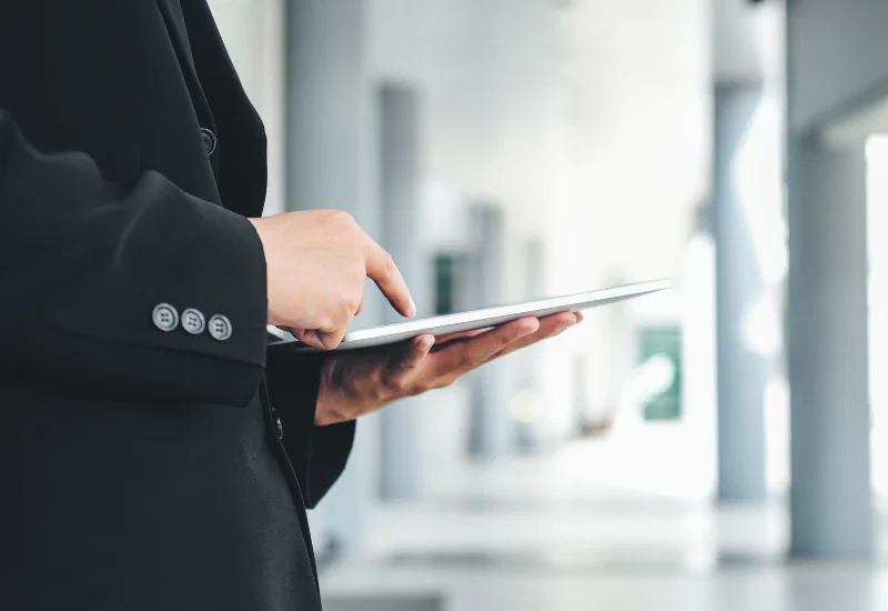 Besucher unterschreibt NDA auf einem Tablet